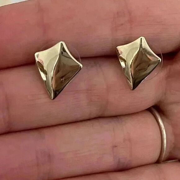10k gold plated shield stud earrings - Picture 1 of 4